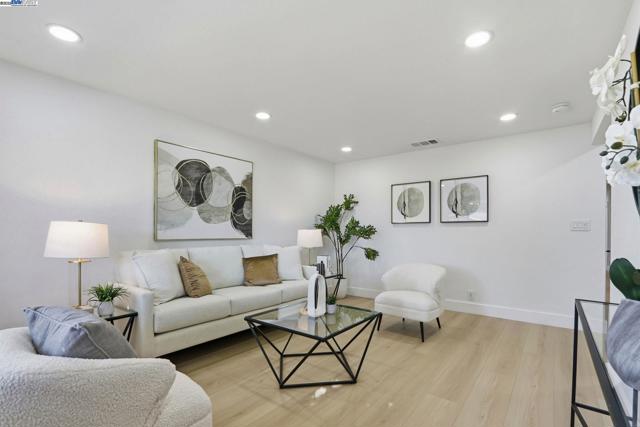 32252 Coronation dr, Union City CA: https://media.crmls.org/mediaz/271b6cb5-fe02-4ca9-881c-dc80cfb03ec5.jpg