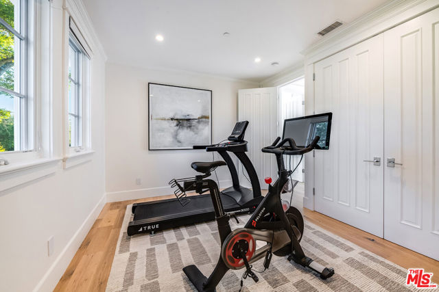 4402 Ledge Avenue, Toluca Lake CA: https://media.crmls.org/mediaz/271c56ea-18e0-4aeb-a699-3bc4a35e7820.jpg