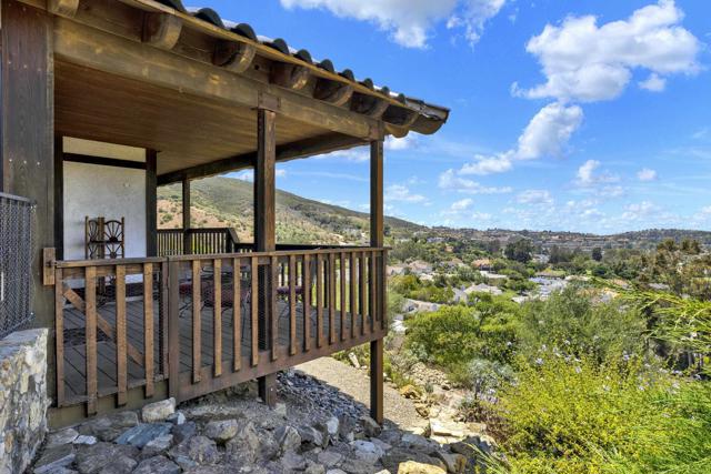 1310 Miracielo Court, San Marcos CA: https://media.crmls.org/mediaz/271c6cbf-f9eb-467d-8241-eb139bcc083c.jpg