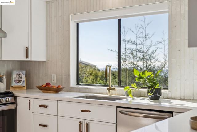 17032 Broadway Ter, Oakland CA: https://media.crmls.org/mediaz/271cad43-0a81-4ef2-82b5-da34d84d5641.jpg