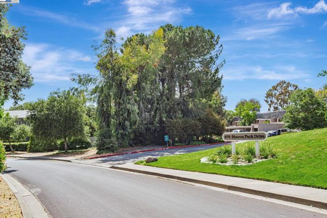 675 Sharon Park Dr, Menlo Park CA: https://media.crmls.org/mediaz/271cbf15-0256-47b3-8e29-382d1529646f.jpg