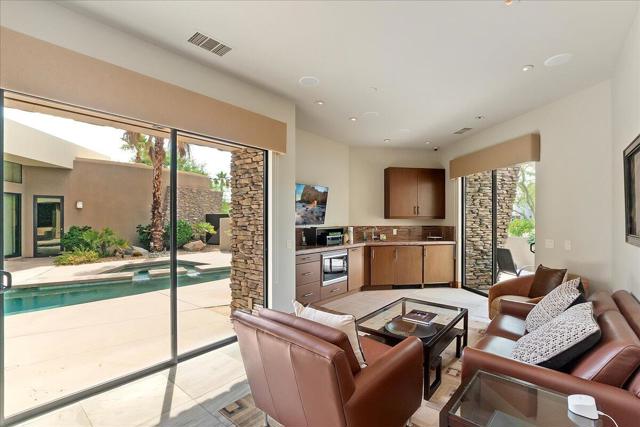 72 Royal Saint Georges Way, Rancho Mirage CA: https://media.crmls.org/mediaz/271cd5eb-de06-46e2-8120-da5428898701.jpg