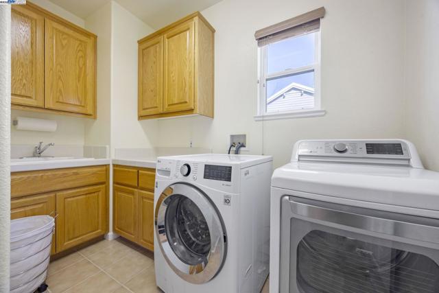 1037 Lexington Way, Livermore CA: https://media.crmls.org/mediaz/271d21cc-fa4a-44a7-aaa4-15b6d6ff7b43.jpg