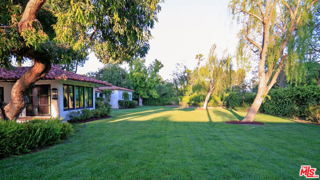 18625 Wells Drive, Tarzana CA: https://media.crmls.org/mediaz/271d6c50-530f-4cae-8d22-20893f2e2a3f.jpg