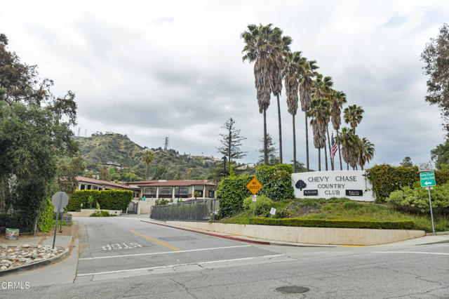 1602 Golf Club Drive, Glendale CA: https://media.crmls.org/mediaz/271d9d57-d79c-473d-b31d-9c22e0e164e6.jpg