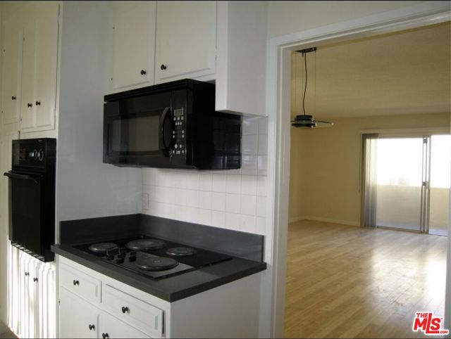 2803 Arizona Avenue, Santa Monica CA: https://media.crmls.org/mediaz/271e38be-879d-40e6-aa1c-c09879263d6c.jpg