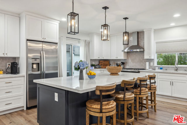 821 S Cloverdale Avenue, Los Angeles CA: https://media.crmls.org/mediaz/271ec026-27e0-409b-96e4-d38bbcc90889.jpg