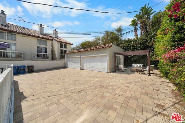 865 S Lucerne Boulevard, Los Angeles CA: https://media.crmls.org/mediaz/271f85fd-108c-4286-9b5e-10d9e7b00ba2.jpg