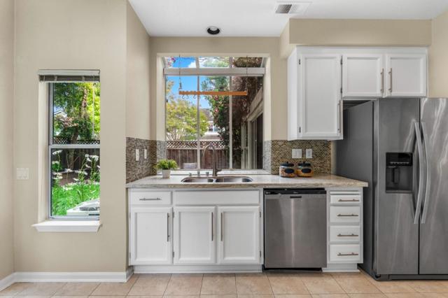 34458 Calgary Terrace, Fremont CA: https://media.crmls.org/mediaz/271fd8fb-91f2-4d94-9fcb-9549ff108398.jpg