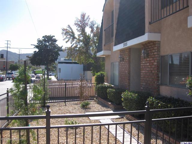 Detail Gallery Image 2 of 7 For 205 N Buena Vista St a,  Burbank,  CA 91505 - 2 Beds | 2 Baths