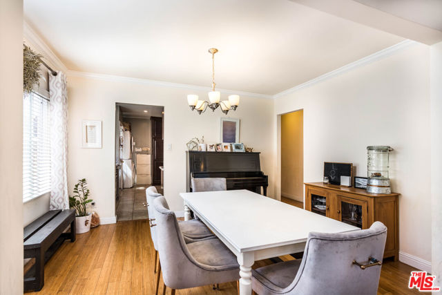 4504 Maplewood Avenue, Los Angeles CA: https://media.crmls.org/mediaz/271febb8-a23e-4e58-86c5-4f3261e80654.jpg