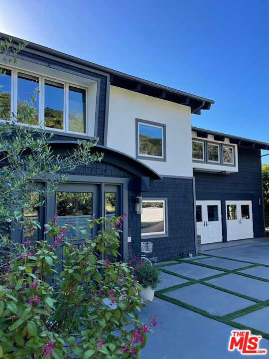 3631 SERRA Road, Malibu CA: https://media.crmls.org/mediaz/27200cc3-6205-456d-b9e9-d05721b604af.jpg