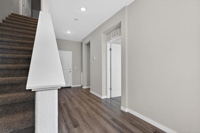 Detail Gallery Image 3 of 24 For 2561 Natomas Crossing, Sacramento,  CA 95834 - 4 Beds | 3/1 Baths