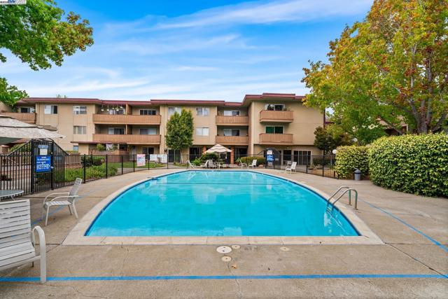 1327 Webster St, Alameda CA: https://media.crmls.org/mediaz/27208a60-a8f8-4c41-98c4-817d1dd3673c.jpg