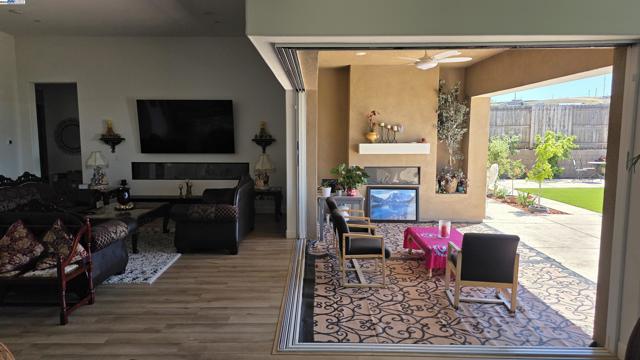 4709 Iron Bird Dr, Folsom CA: https://media.crmls.org/mediaz/2720a355-e878-46b9-8449-3b177bfb1249.jpg