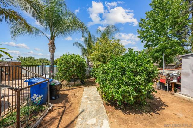 124 E View St, Fallbrook CA: https://media.crmls.org/mediaz/2721c4ad-562f-4960-baff-a88dcf49d5de.jpg