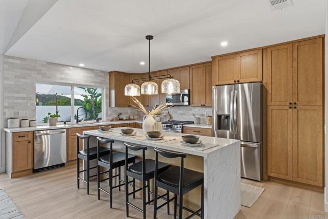 Detail Gallery Image 14 of 41 For 2002 Ladera Ct, Carlsbad,  CA 92009 - 4 Beds | 2 Baths