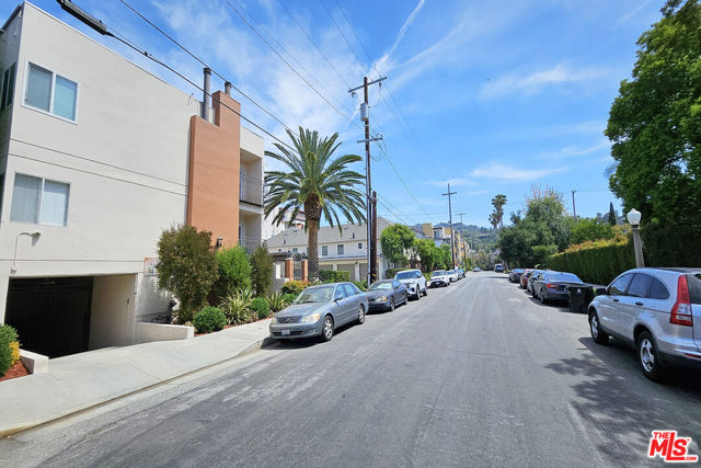 4220 Fair Avenue, North Hollywood CA: https://media.crmls.org/mediaz/272286aa-b206-439b-aa52-1b6b13b6e841.jpg