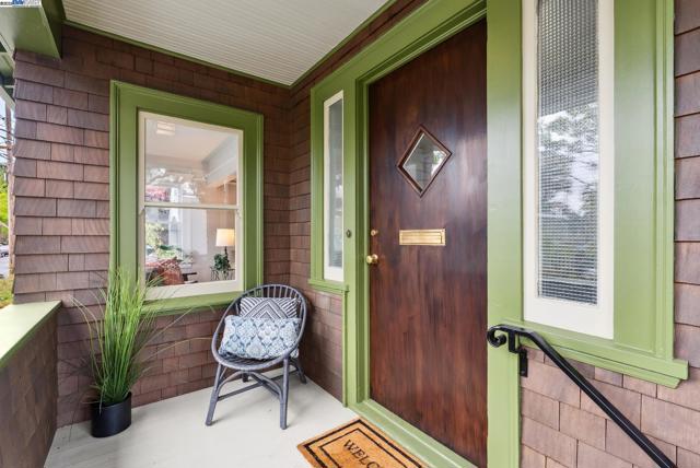 3206 Garfield Ave, Alameda CA: https://media.crmls.org/mediaz/27233308-ad34-4cc6-ae54-2a74c7067e8c.jpg