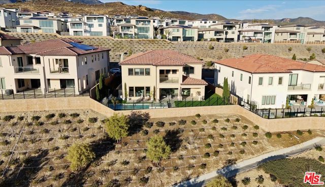 20326 W Liverpool Way, Porter Ranch CA: https://media.crmls.org/mediaz/2723a340-6168-4207-8287-154f1f44c925.jpg