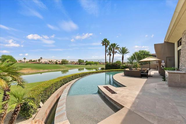 72 Royal Saint Georges Way, Rancho Mirage CA: https://media.crmls.org/mediaz/2723b33a-561b-4aba-b532-3351624de041.jpg