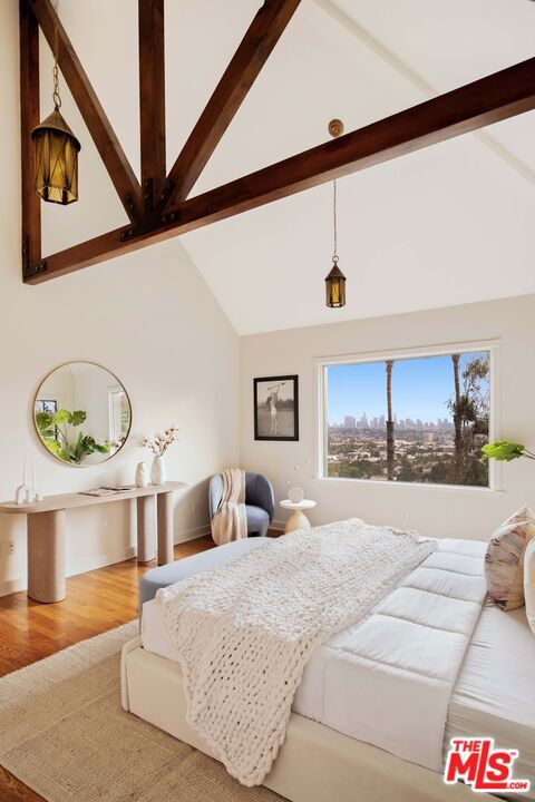 4818 Bonvue Avenue, Los Angeles CA: https://media.crmls.org/mediaz/2723d369-dcd2-4bbe-aec1-6cbbb54761ad.jpg