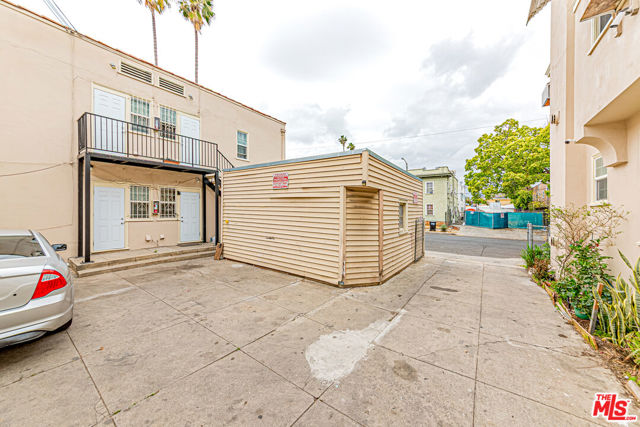 2460 W 18th Street, Los Angeles CA: https://media.crmls.org/mediaz/27249c60-b869-48a4-b694-953e431f5313.jpg