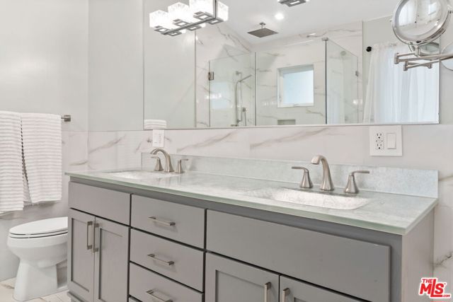436 Levering Avenue, Los Angeles CA: https://media.crmls.org/mediaz/27249d49-68bc-44b5-89fd-f5132ccac419.jpg