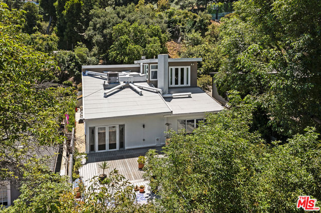 3820 Broadlawn Drive, Los Angeles CA: https://media.crmls.org/mediaz/2724b9cb-a4e3-4856-a24f-e84c219c4ef4.jpg