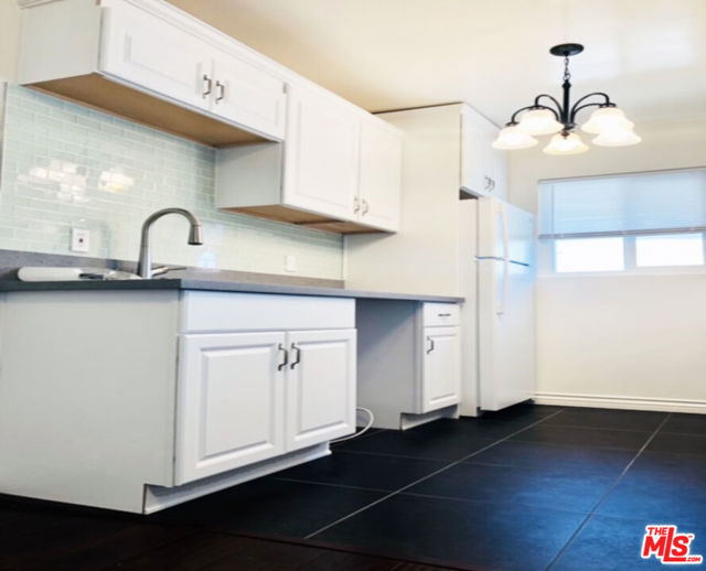 4171 W 4th Street, Los Angeles CA: https://media.crmls.org/mediaz/2724e0ea-6b74-46ca-9023-d29777b04a98.jpg