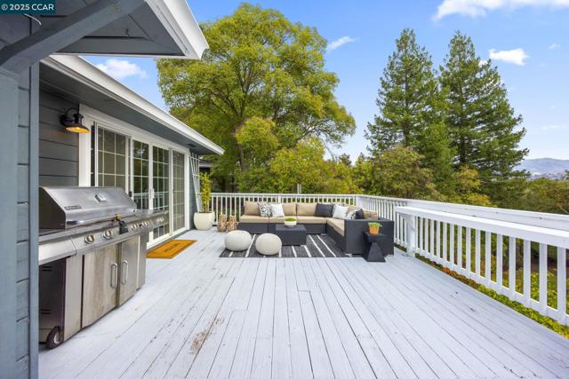 110 Twin Peaks Drive, Walnut Creek CA: https://media.crmls.org/mediaz/27252288-af92-4fc6-960e-74021fa7d356.jpg