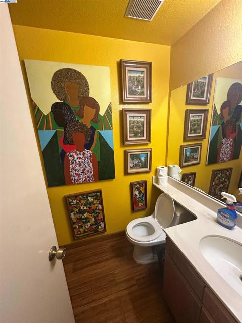 440 Pointe Pacific, Daly City CA: https://media.crmls.org/mediaz/27256dcf-9577-4efd-a5a8-d6148a182471.jpg