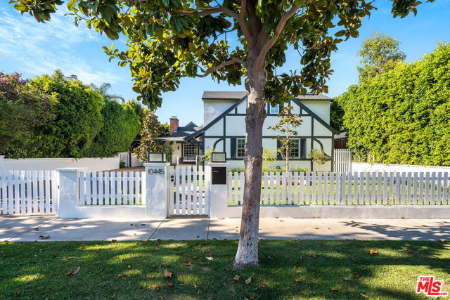 10445 Valley Spring Lane, Toluca Lake CA: https://media.crmls.org/mediaz/27257971-0eb6-4ef3-b803-8bc50d4406da.jpg