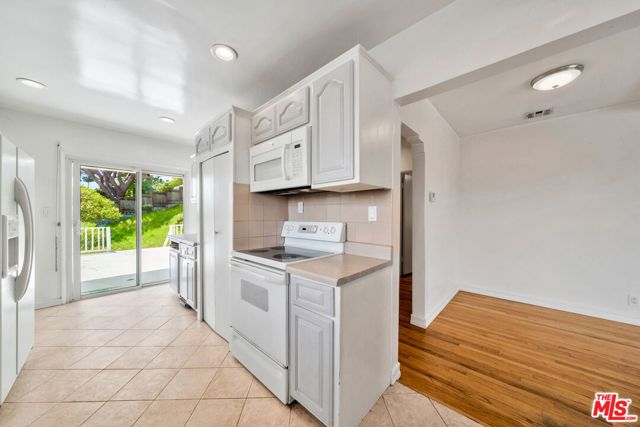 408 W Manchester Avenue, Playa del Rey CA: https://media.crmls.org/mediaz/2725e819-6869-4003-9b23-cfb07201dcf7.jpg