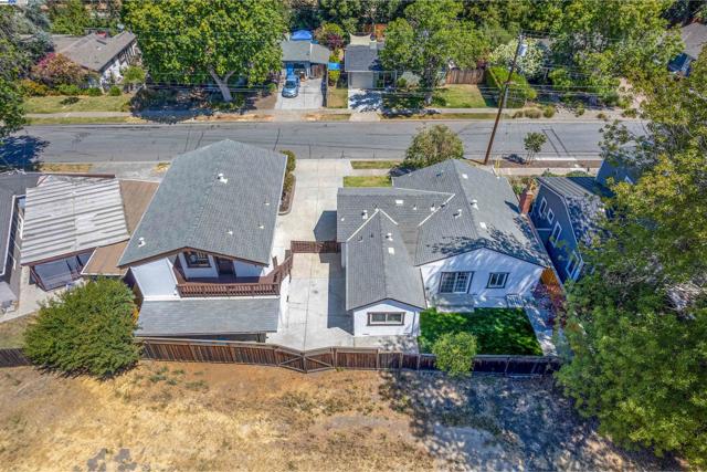 824 14th Ave, Menlo Park CA: https://media.crmls.org/mediaz/272601db-7c05-465c-a52e-3b340e51f9f1.jpg