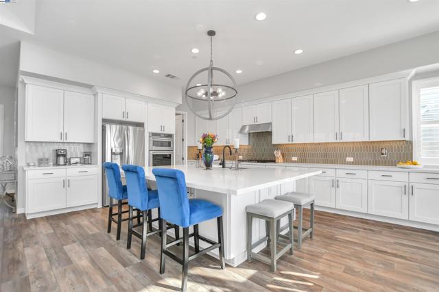 30 Grey Whale Pl, Bethel Island CA: https://media.crmls.org/mediaz/27262e5c-cba3-4981-a333-b7d03254f19f.jpg