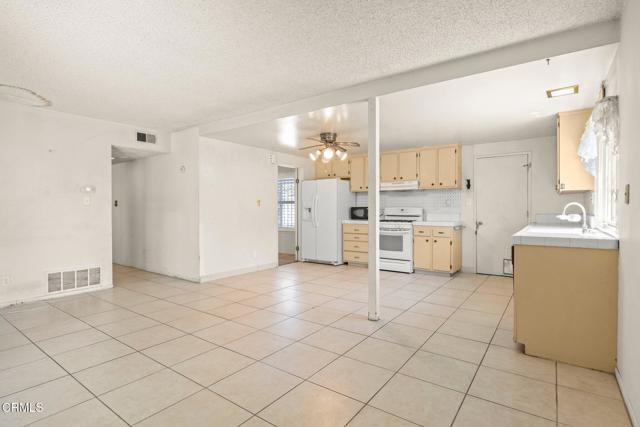 2575 Gayle Place, Simi Valley CA: https://media.crmls.org/mediaz/272641f9-e28d-4c30-bb54-5f8ff66c1ca2.jpg