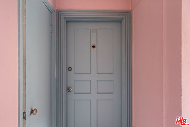148 S Mccarty Drive, Beverly Hills CA: https://media.crmls.org/mediaz/27268028-0b79-4e80-9a32-f49d6a5f487c.jpg