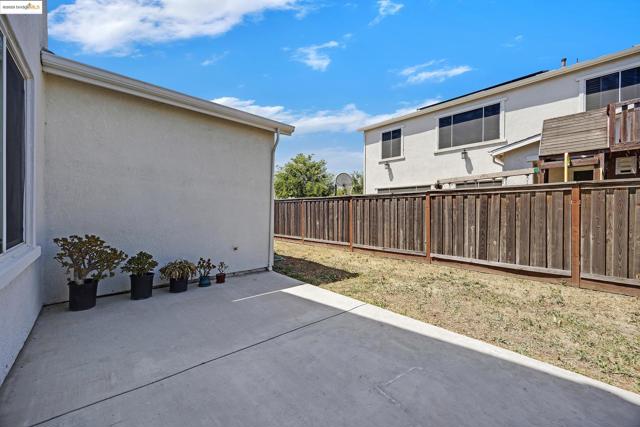 18499 Lewiston Dr, Lathrop CA: https://media.crmls.org/mediaz/27271f62-cd17-484b-bdeb-7b37b349b18e.jpg