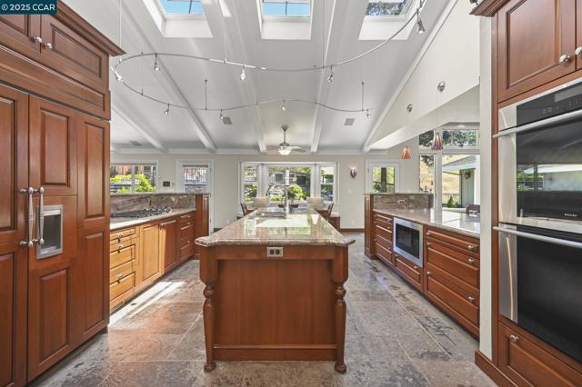 1883 Piedras Cir, Alamo CA: https://media.crmls.org/mediaz/2727583c-15ab-4e21-acc7-f0adf9cc2346.jpg