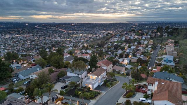 9811 Eucalyptus St, Spring Valley CA: https://media.crmls.org/mediaz/27282ee8-a780-4459-a91c-32c95833c114.jpg