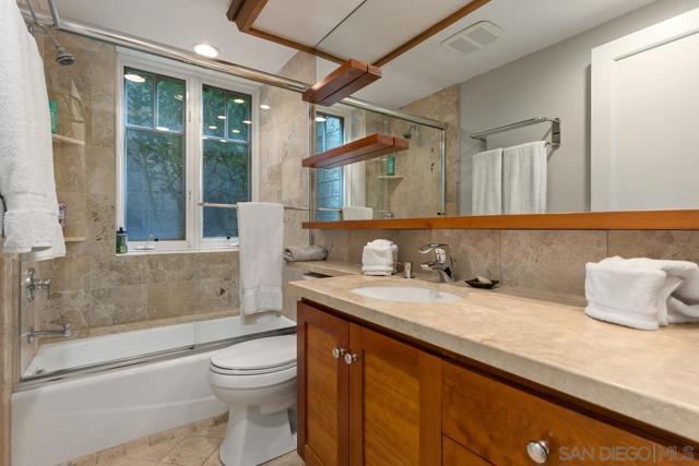 111 Little Orphan Aly, Del Mar CA: https://media.crmls.org/mediaz/27283e46-4ead-47ee-94c9-981db1e59391.jpg