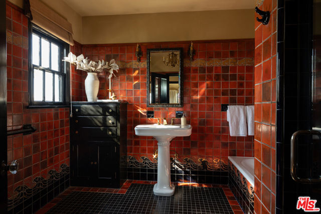 2311 Alto Oak Drive, Los Angeles CA: https://media.crmls.org/mediaz/272884c9-5a91-47eb-b6a0-86dcc6422f98.jpg