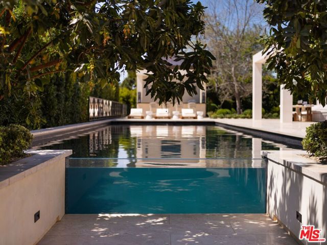 721 N Bonhill Road, Los Angeles CA: https://media.crmls.org/mediaz/27290e1a-b16a-4b44-8c09-cee7b73ea4cf.jpg