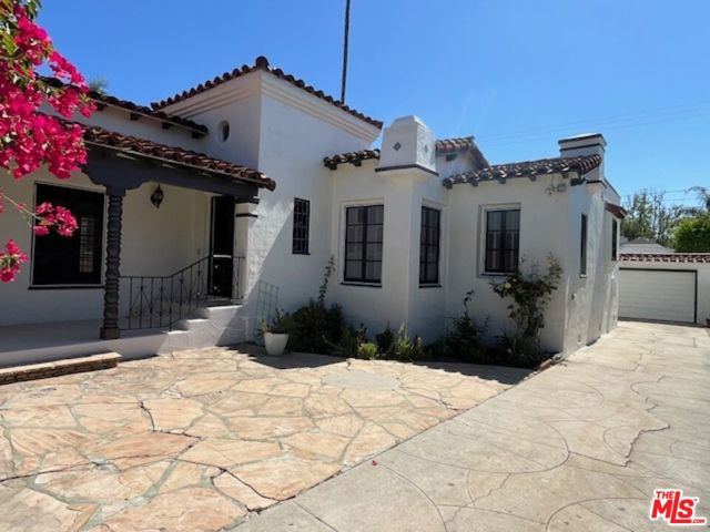 168 N DOHENY Drive, Beverly Hills CA: https://media.crmls.org/mediaz/27296861-d367-4c35-9808-1a7e710d855b.jpg
