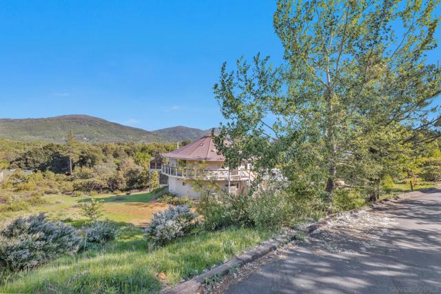 4667 Luneta View Rd, Julian CA: https://media.crmls.org/mediaz/2729e7ea-308a-45f9-bc8e-cd2201dc2355.jpg
