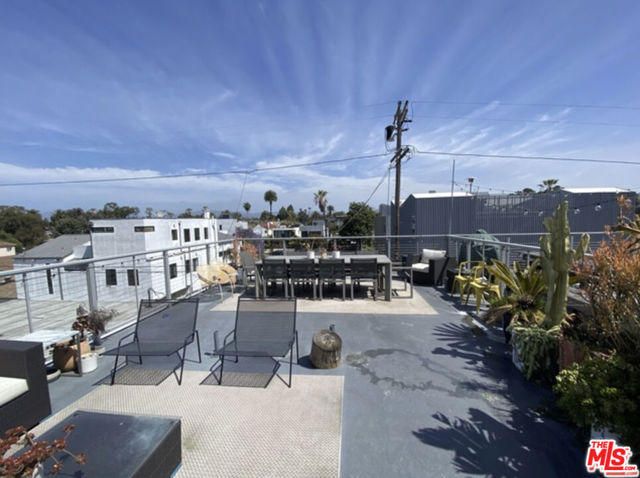 531 Venice Way, Venice CA: https://media.crmls.org/mediaz/2729fb85-7267-42d7-bb9a-4ea656a7e4c7.jpg