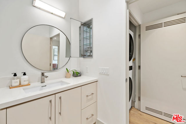 130 S Sepulveda Boulevard, Los Angeles CA: https://media.crmls.org/mediaz/272a4eef-06ef-4575-abf8-1f6b93447e54.jpg