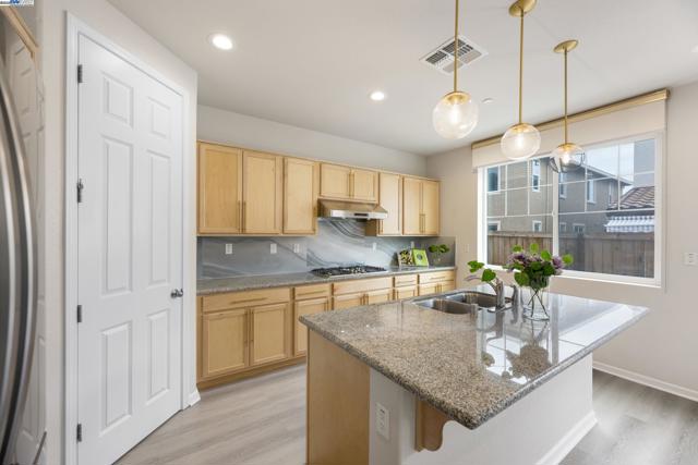 257 E Terra Mia Ave, Mountain House CA: https://media.crmls.org/mediaz/272a5dcf-8630-41b8-8546-bc471acb144b.jpg