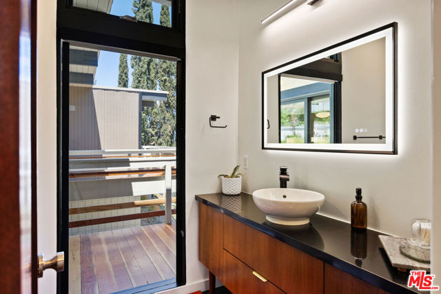 3905 Pacheco Drive, Sherman Oaks CA: https://media.crmls.org/mediaz/272b21f2-ff99-41d6-9543-f62d13738d8d.jpg